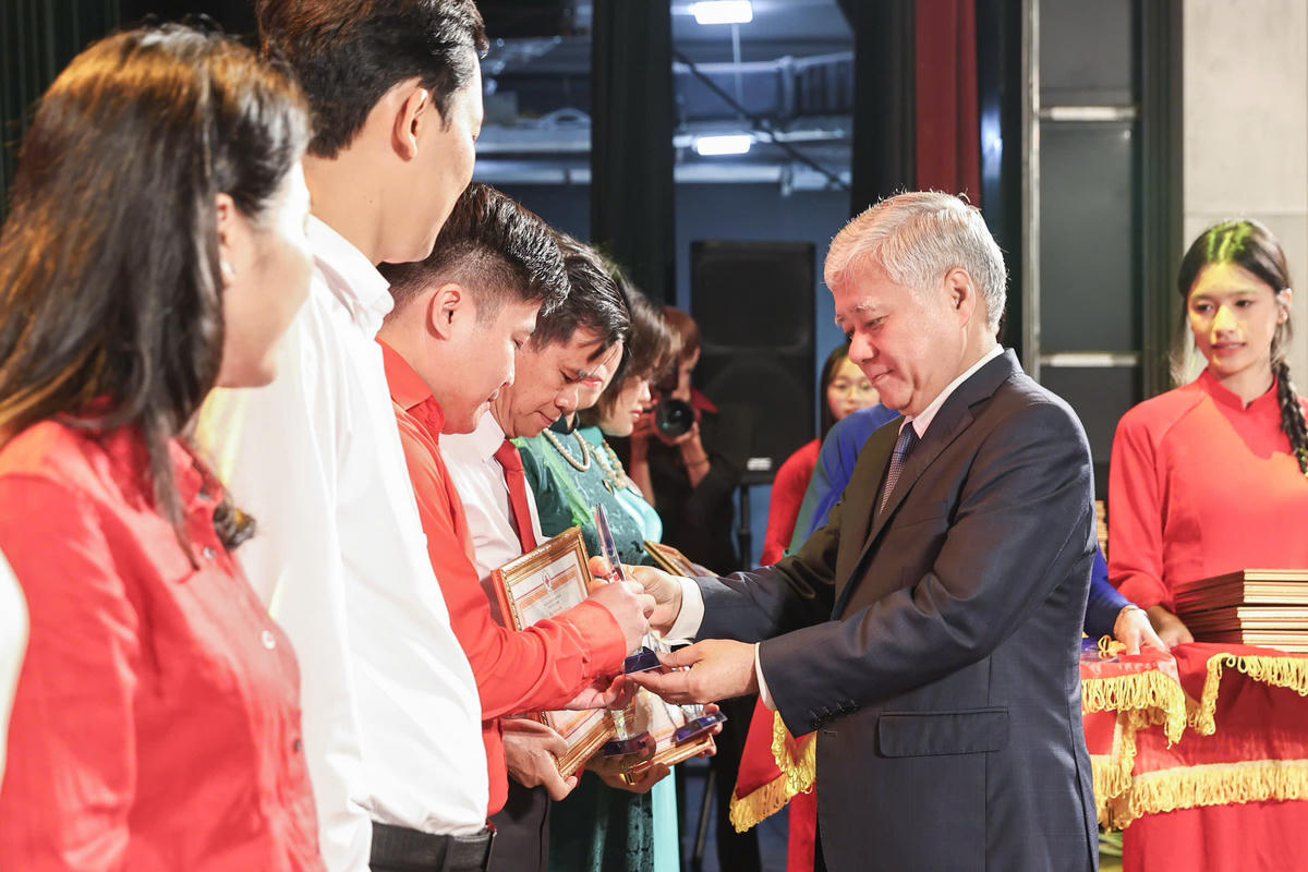 Chủ tịch UBTƯ MTTQ Việt Nam Đỗ Văn Chiến khen thưởng các tập thể, cá nhân tiêu biểu trong vận động ủng hộ Cuba. Ảnh: Quang Vinh.