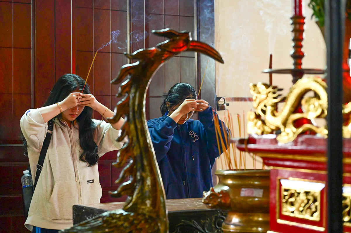 Bạn trẻ thắp hương tri ân Anh hùng dân tộc Nguyễn Trung Trực. Ảnh Nguyễn Minh..