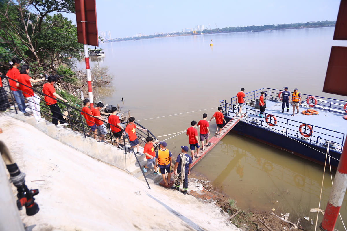 Sau khi học lý thuyết, các chiến sĩ sẽ hướng dẫn các em thực hành các tình huống cụ thể.