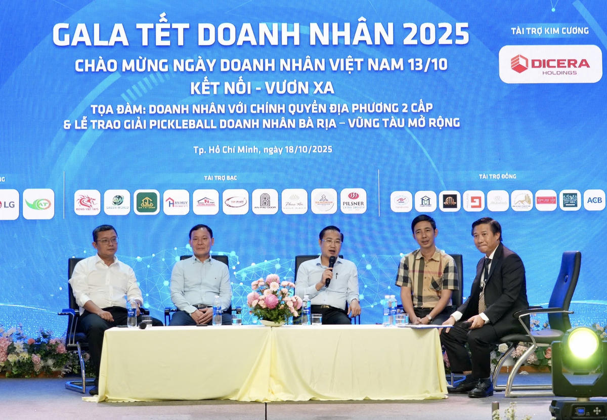 Nhiều vấn đề được lãnh đạo các phường - xã trao đổi.&nbsp;Ảnh: Thành Nam&nbsp;