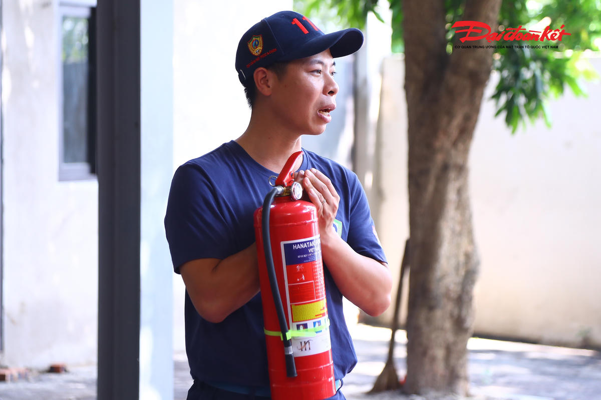 Các cán bộ Đội Cảnh sát PCCC và CNCH hướng dẫn cho các em học sinh về các loại bình chữa cháy và cách thức sử dụng.