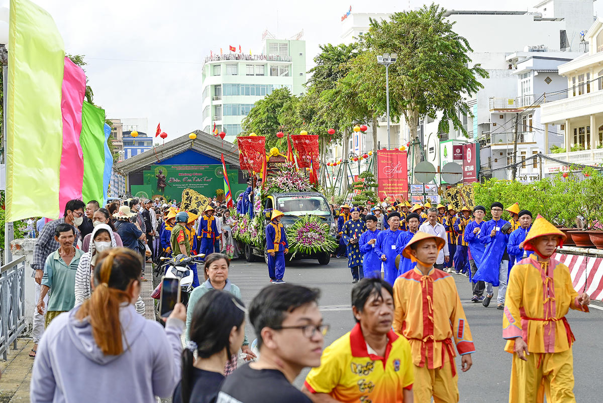 Nghi thức rước linh vị Anh hùng dân tộc Nguyễn Trung Trực về an vị tại đình Nguyễn Trung Trực. Ảnh Nguyễn Minh.