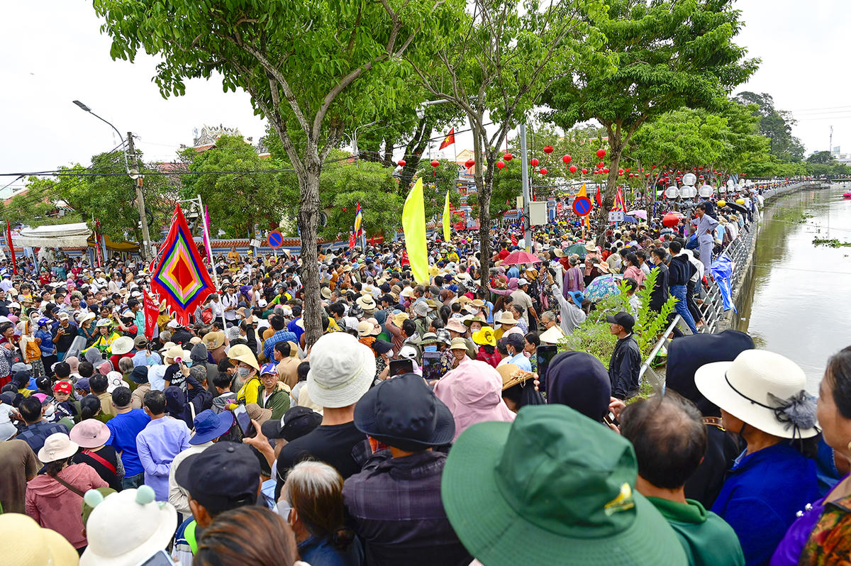 Với người dân An Giang nói riêng, Nam bộ nói chung, Nguyễn Trung Trực ngoài là Anh hùng dân tộc, ông còn được xem là vị thần bảo hộ, người ông bà trong gia cửu huyền thất tổ nên mỗi năm đến lễ hội, rất đông người dân trong và ngoài tỉnh về tham dự, thành kính dâng nén hương tri ân công đức của ông. Ảnh Nguyễn Minh.