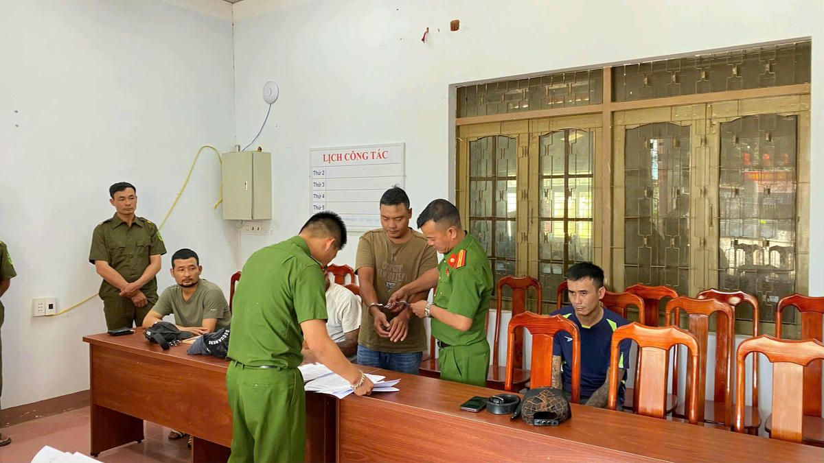 Lực lượng chức năng thi hành Lệnh bắt tạm giam các đối tượng. Ảnh: SĐ.