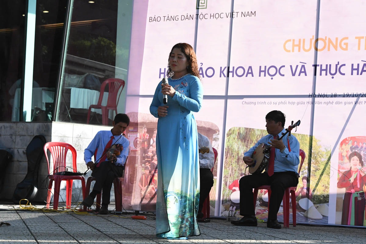 Trình diễn&nbsp;Đờn ca tài tử của những nghệ nhân đến từ Câu lạc bộ Đờn ca tài tử của tỉnh Cà Mau. Ảnh: Phạm Sỹ.