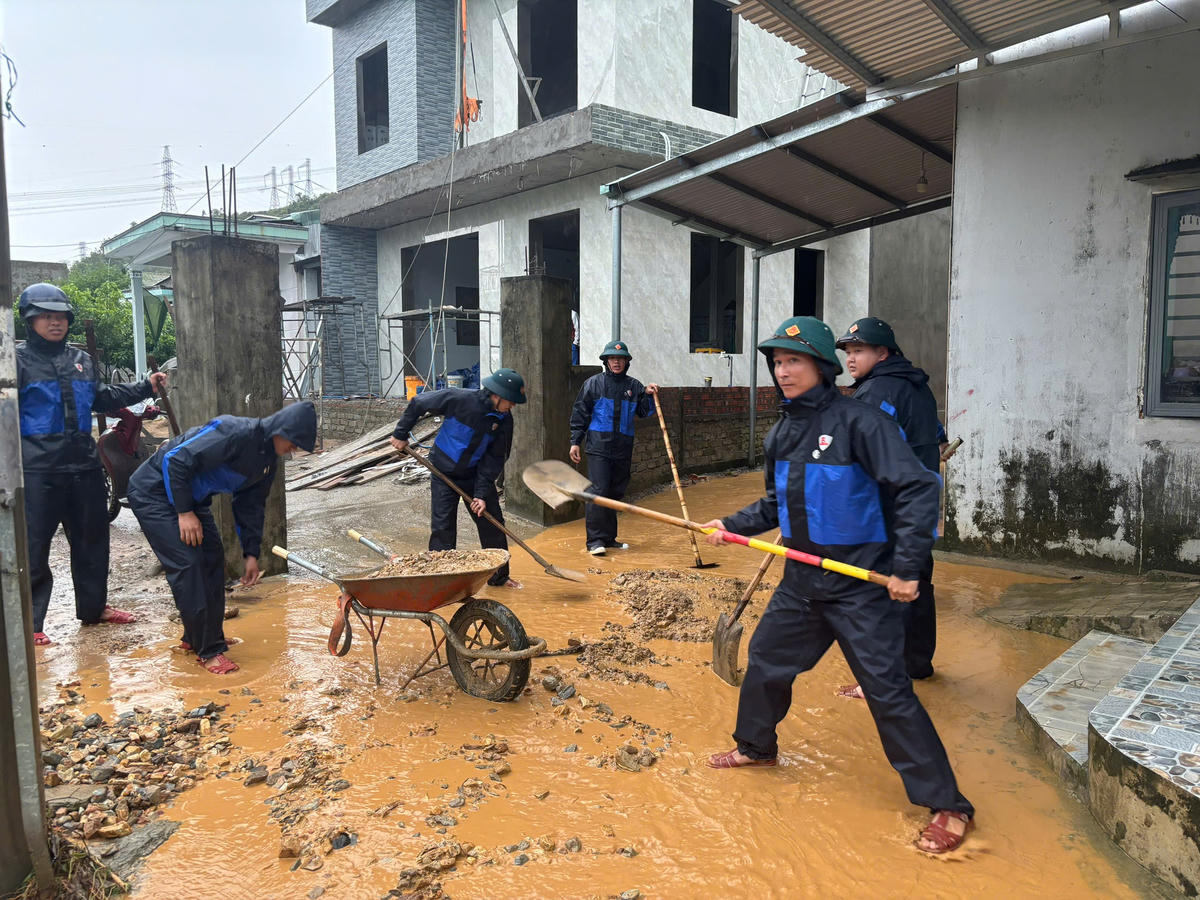 Lực lượng chức năng TP Đà Nẵng đang khơi thông dòng chảy tránh ngập nước. Ảnh: CV.. 