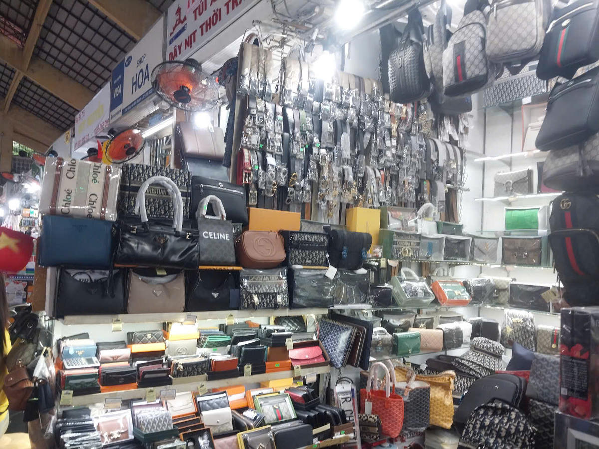 Túi xách giả nhãn hiệu nổi tiếng bày bán tại chợ Bến Thành (TP Hồ Chí Minh). Ảnh: S.X