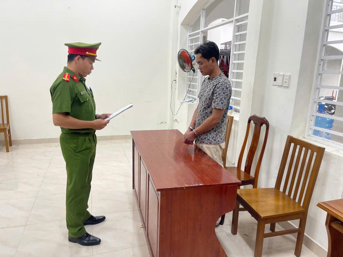 Đối tượng Huỳnh Kim Vịnh tại cơ quan chức năng. Ảnh: Công an cung cấp.