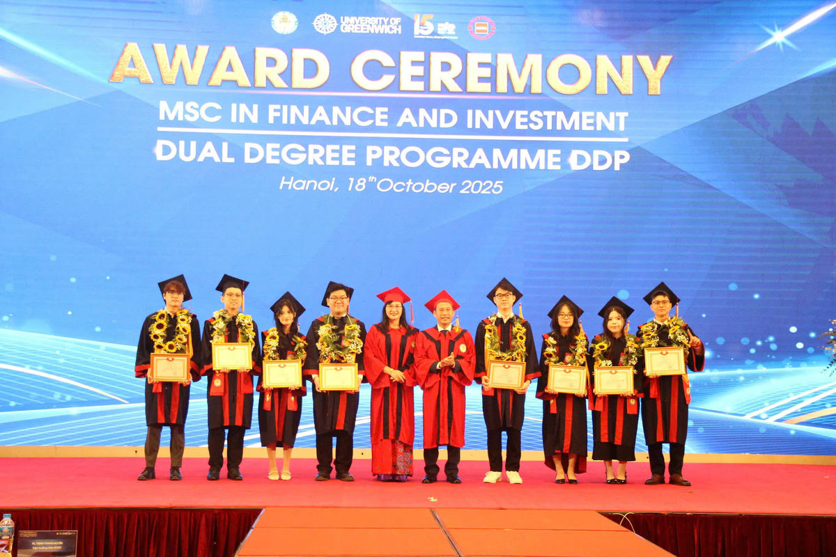 Ban lãnh đạo nhà trường trao bằng cho các tân cử nhân.&nbsp;