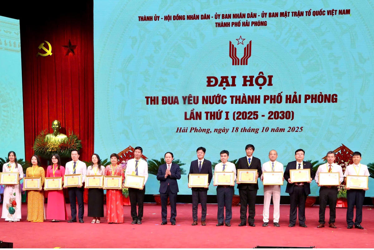 Bí thư Thành ủy Hải Phòng Lê Tiến Châu trao Bằng khen cho các gương điển hình tiên tiến. Ảnh: ĐT. 