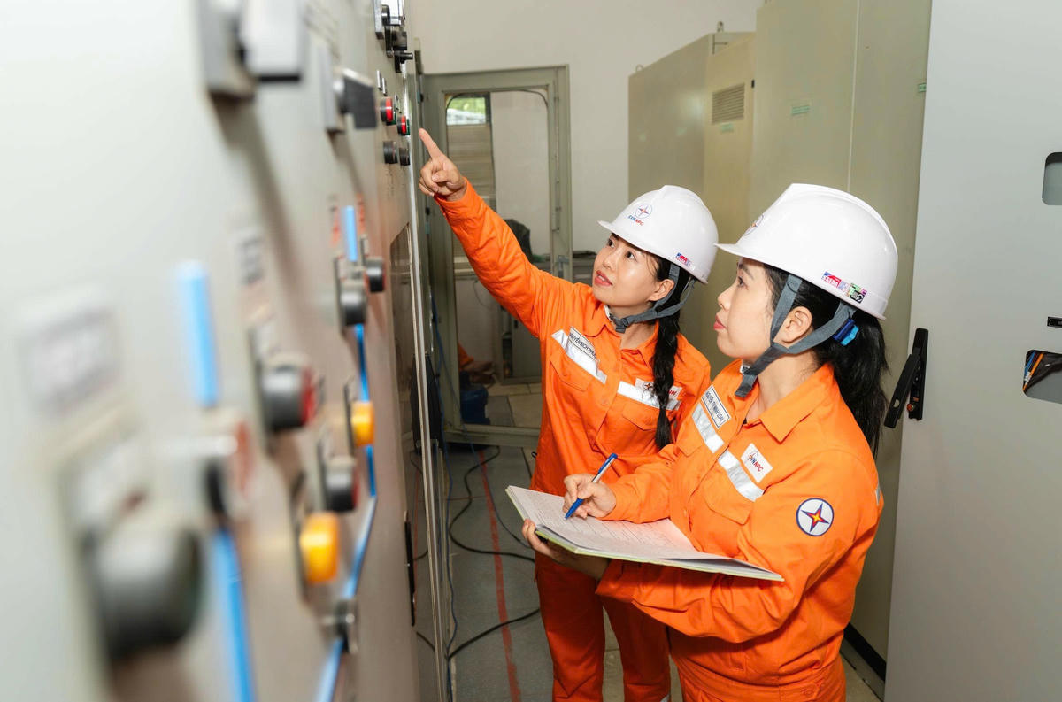 Phụ nữ EVNNPC ngày càng khẳng định bản lĩnh khi đảm nhận các công việc khó, tham gia chuyển đổi số và ứng dụng kỹ thuật cao.