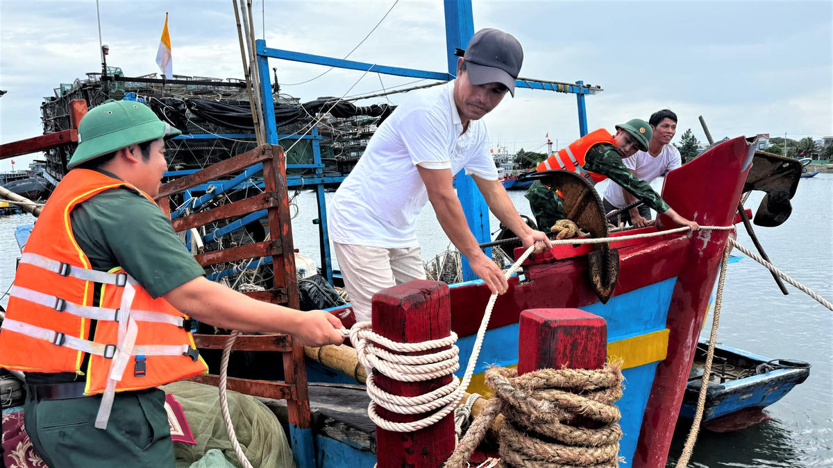 Lực lượng chức năng Quảng Ngãi giúp ngư dân neo đậu tàu thuyền tại bến cảng. Ảnh: CV.
