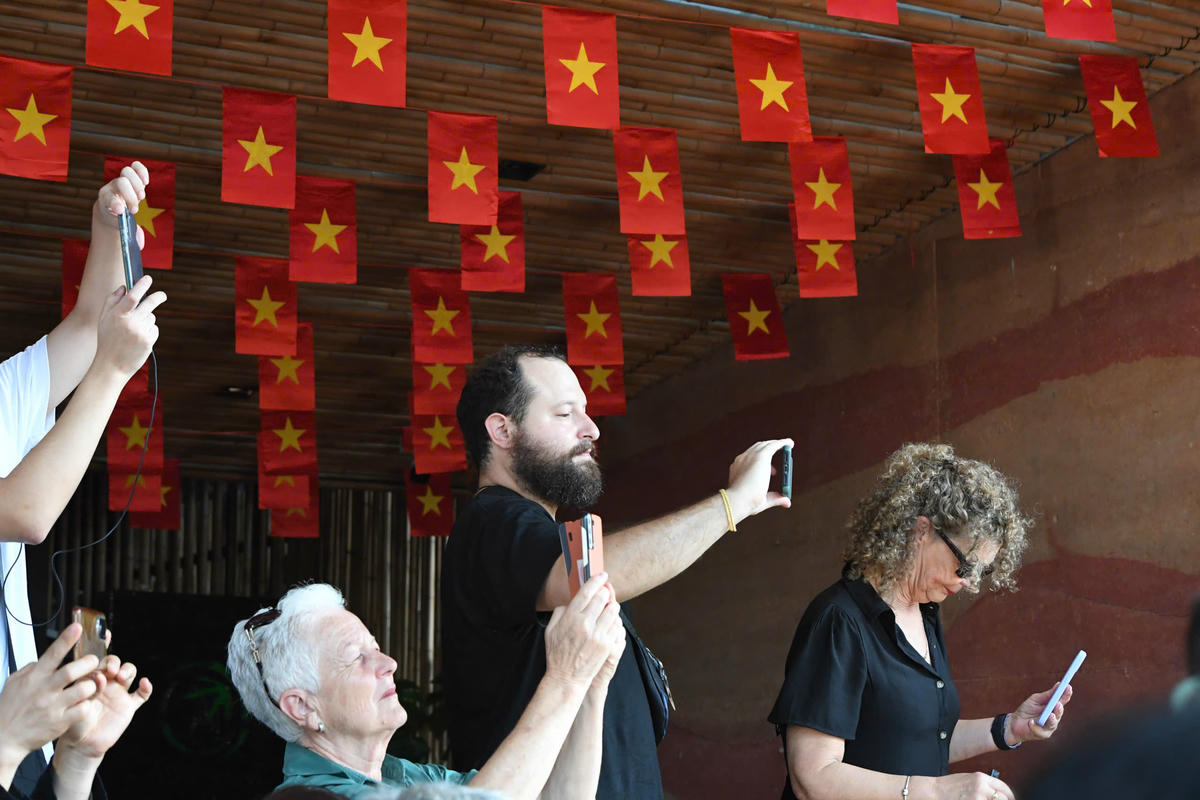 Khách quốc tế thích thú, ghi lại những tiết mục trình diễn đặc sắc của các nghệ nhân. Ảnh: Phạm Sỹ.