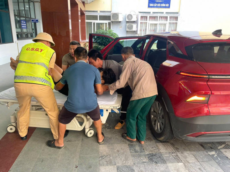 Tổ công tác Phòng Cảnh sát giao thông kịp thời hỗ trợ, dẫn đường đưa một thanh niên trong tình trạng nguy kịch đến bệnh viện an toàn. Ảnh: CAHT