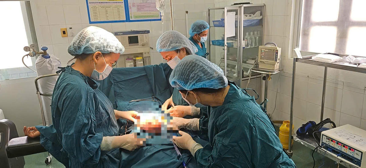 Ê-kíp thực hiện phẫu thuật, cắt bỏ khối u khỏi cơ thể bệnh nhân. Ảnh: TTYT.