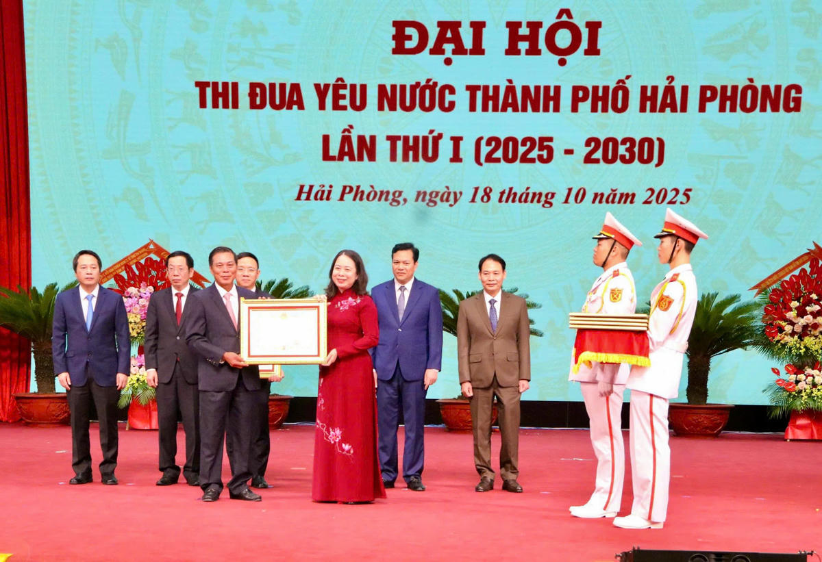 Phó Chủ tịch nước Võ Thị Ánh Xuân trao Huân chương Độc lập hạng Ba cho ông Nguyễn Văn Tùng, nguyên Phó Bí thư Thành uỷ, nguyên Chủ tịch UBND TP Hải Phòng (trước hợp nhất). Ảnh: ĐT. 