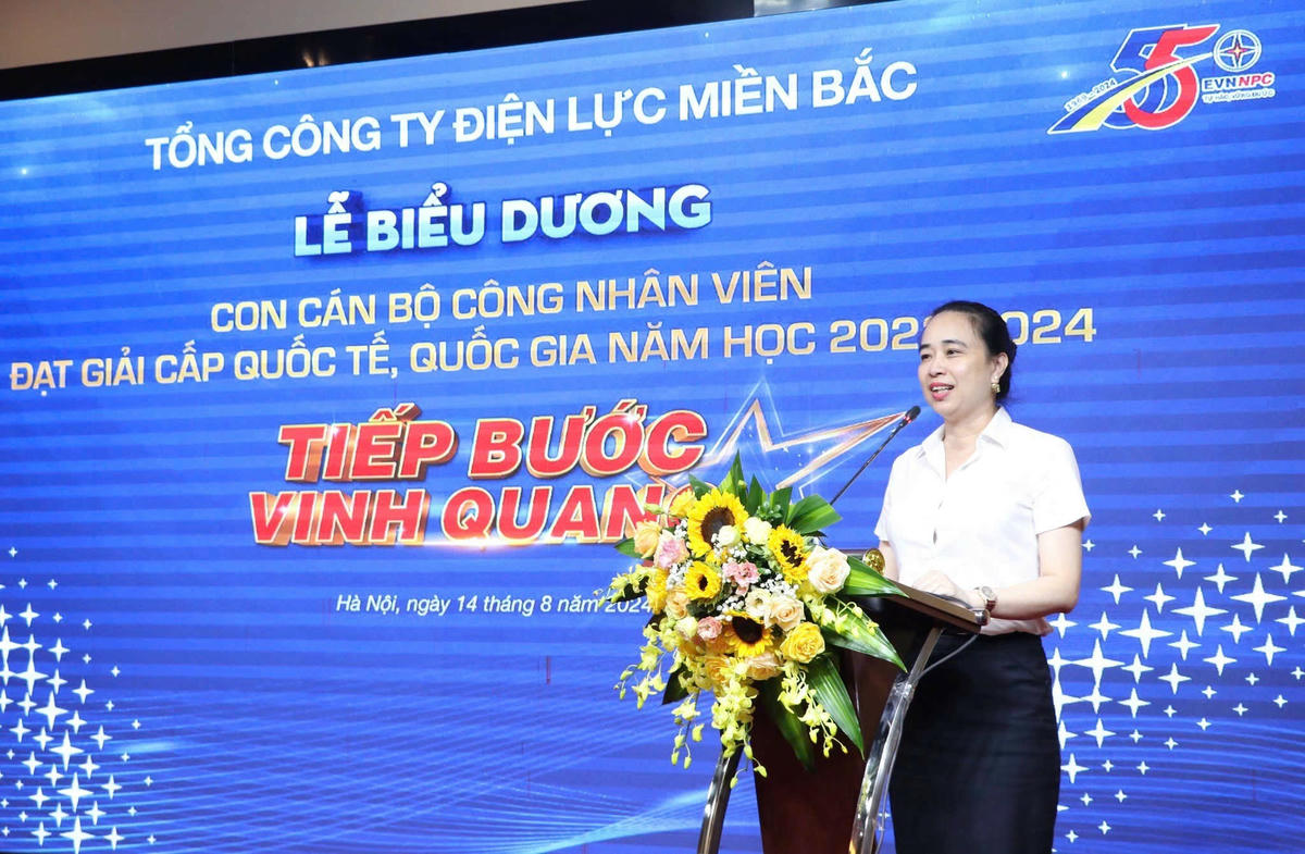 Chị Đỗ Nguyệt Ánh – Bí thư Đảng ủy, Chủ tịch HĐTV EVNNPC luôn quan tâm, chăm lo người lao động và biểu dương các gia đình có con đạt thành tích cao trong học tập