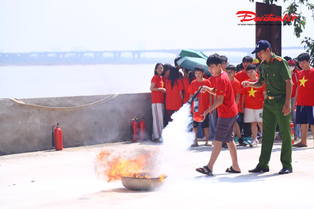 Không khí tập huấn trở nên sinh động khi học sinh hào hứng trải nghiệm các tình huống. Sự mạnh dạn, tự tin và hiểu biết cho thấy tinh thần chủ động học hỏi, cũng như khả năng tiếp nhận kiến thức nhanh nhạy của lứa tuổi học sinh. Đây là minh chứng rằng an toàn có thể được hình thành từ ý thức và sự luyện tập ngay từ nhỏ.