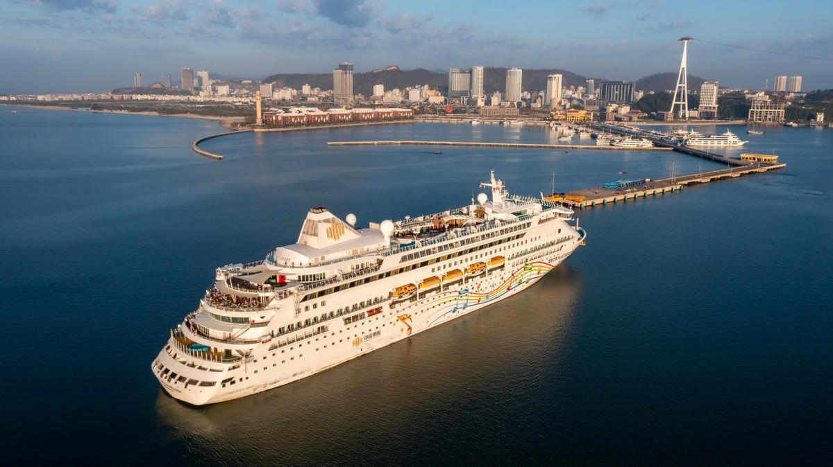 Tàu biển du lịch cập Cảng tàu khách quốc tế Hạ Long. Ảnh: Đoàn Chi.