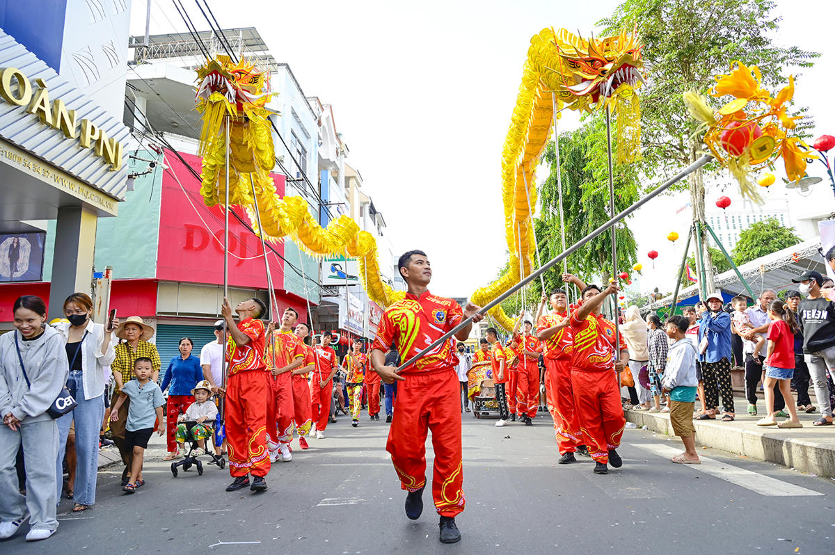 Không khí lễ hội trang trọng, náo nhiệt. Ảnh Nguyễn Minh.