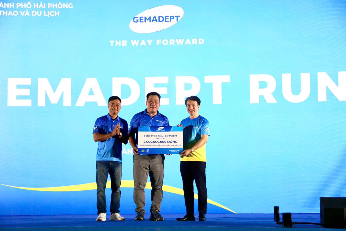 Công ty Cổ phần Gemadept đã trao tặng 2 tỷ đồng thông qua Ủy ban MTTQ Việt Nam thành phố hỗ trợ đồng bào tại khu vực phía Bắc bị ảnh hưởng bởi bão, lũ. Ảnh: CTV. 