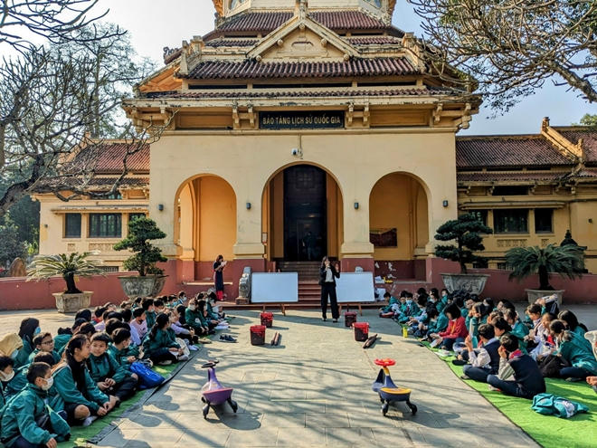 Học sinh học tập trải nghiệm tại Bảo tàng Lịch sử quốc gia. Ảnh: BTLSQG
