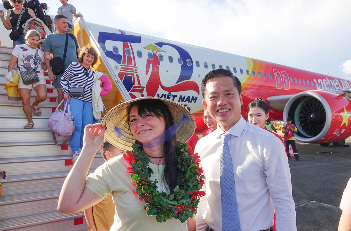 Chủ tịch UBND đặc khu Phú Quốc Trần Minh Khoa đón khách Nga chiều 19/10. Ảnh Nguyễn Minh.