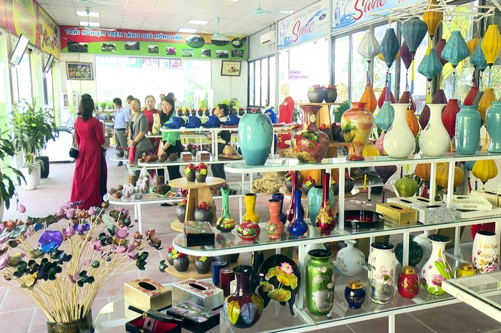 Phát triển du lịch gắn với sản phẩm OCOP mang lại doanh thu cao. Ảnh: H.N.