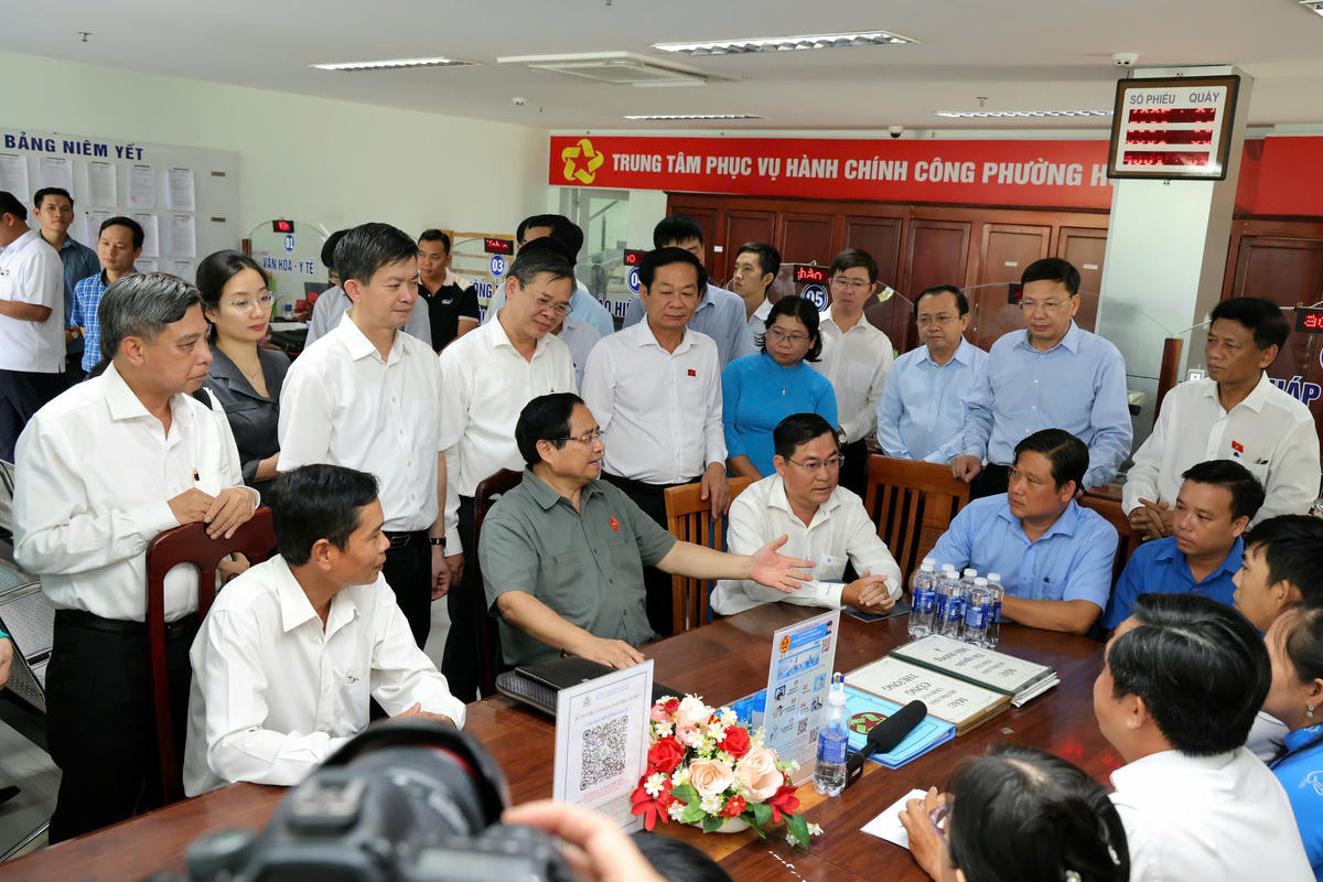 Thủ tướng Chính phủ Phạm Minh Chính kiểm tra việc vận hành trung tâm phục vụ hành chính công phường Hưng Phú, TP Cần Thơ. (ảnh: M.T)