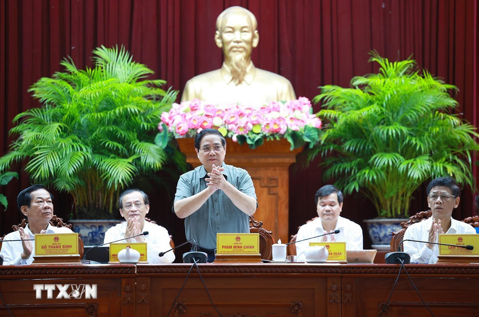 Thủ tướng Phạm Minh Chính và Đoàn đại biểu Quốc hội thành phố Cần Thơ tiếp xúc cử tri trước Kỳ họp thứ 10, Quốc hội khóa XV. (Ảnh: Dương Giang/TTXVN).