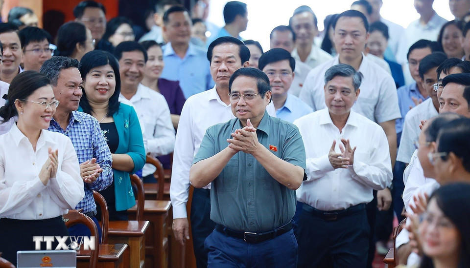 Thủ tướng Phạm Minh Chính tiếp xúc cử tri là đại diện lãnh đạo các xã, phường trên địa bàn thành phố Cần Thơ. (Ảnh: Dương Giang/TTXVN).