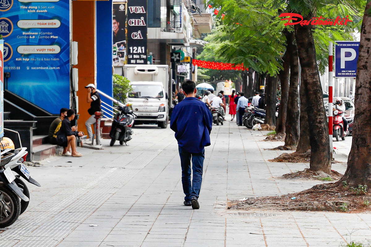 Phân trần với lực lượng CSGT tài xế H. cho biết: "Bản thân mới đi tù về sau hơn 10 năm, do không biết Luật đã vi phạm. Tuy nhiên, lực lượng chức năng vẫn kiên quyết xử lý, thì tài xế H. bỏ xe đi về.