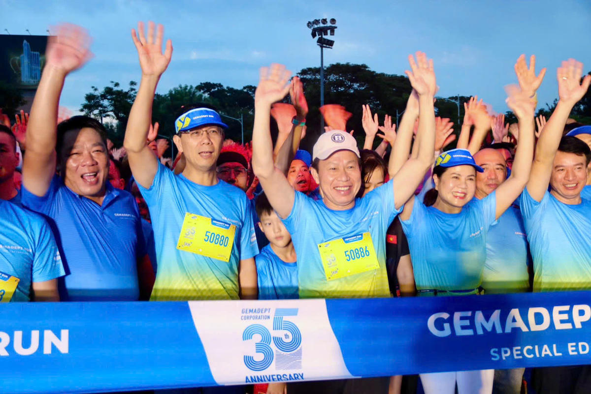 Bí thư Thành uỷ Hải Phòng Lê Tiến Châu cùng đại diện lãnh đạo các sở, ngành tham gia giải chạy. Ảnh: CTV.