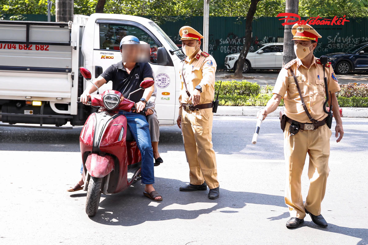 Theo ghi nhận của PV Báo Đại đoàn kết, vào khung giờ trên Đội CSGT đường bộ số 6 (Phòng CSGT công an Hà Nội) lập chốt kiểm tra trên tuyến Lê Đức Thọ – Hàm Nghi. Chỉ hơn 1 giờ đồng hồ kiểm tra, lực lượng chức năng phát hiện gần 10 trường hợp vi phạm nồng độ cồn.