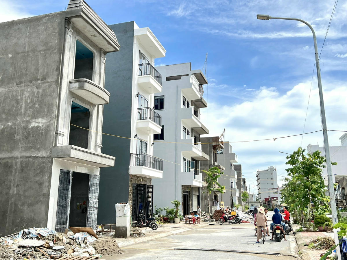 Tất cả các hộ dân xây dựng nhà ở tại khu TĐC đều phải "câu" điện, nước từ khu dân cư bên cạnh. Ảnh: PT. 