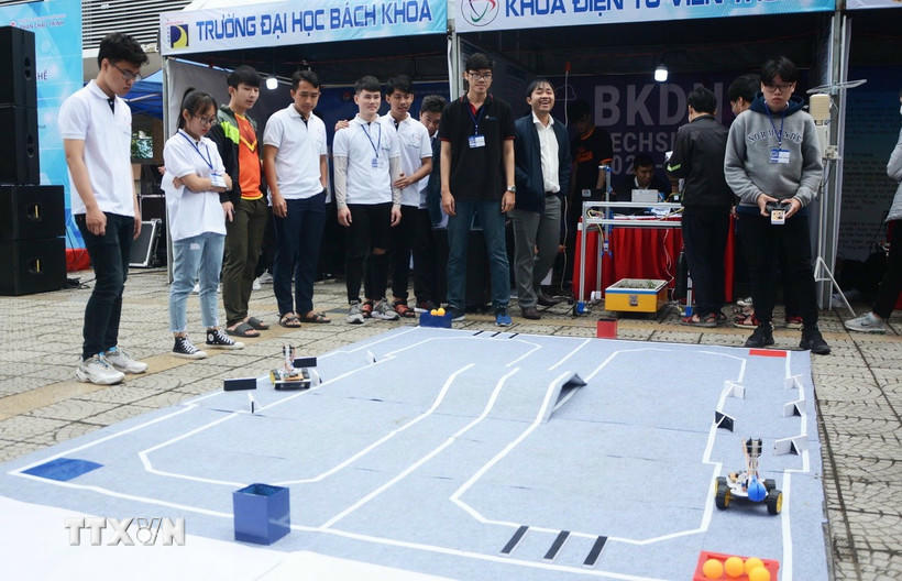 Học sinh, sinh viên thành phố Đà Nẵng trình diễn kỹ thuật của các robot thông minh. (Ảnh: Văn DũngTTXVN).