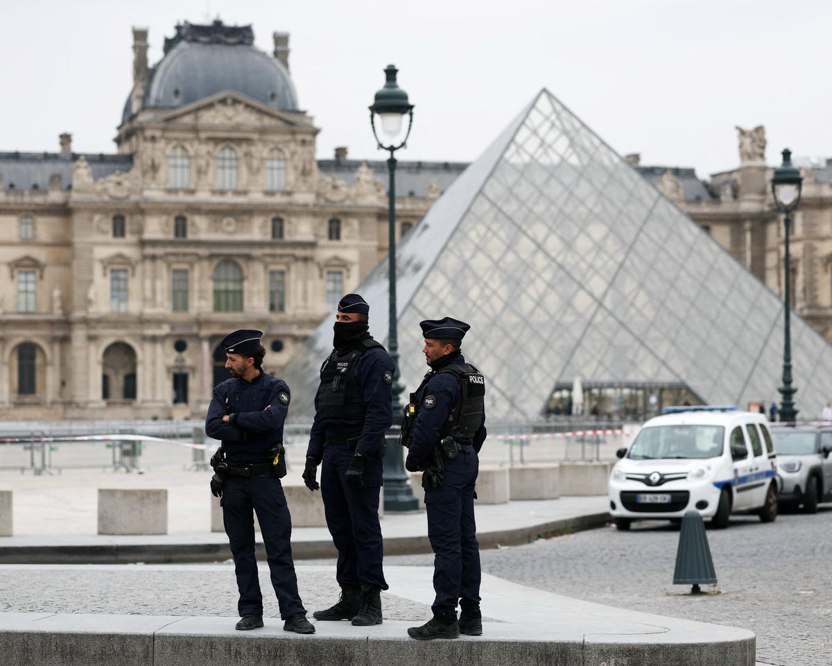 Cảnh sát đứng gần kim tự tháp của bảo tàng Louvre, Paris, Pháp. Nguồn: Reuters.