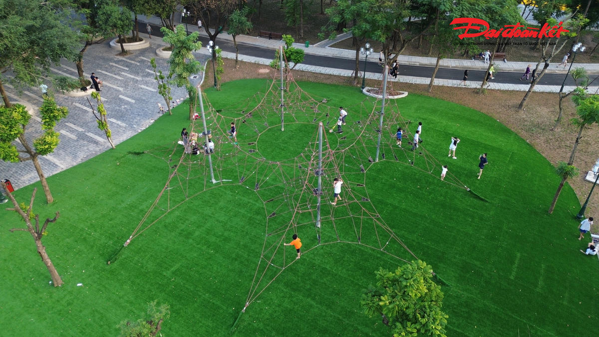 Sau khi hoàn thành, khu vui chơi của công viên cầu giấy luôn thu hút đông đảo người dân đến vui chơi, thể dục.