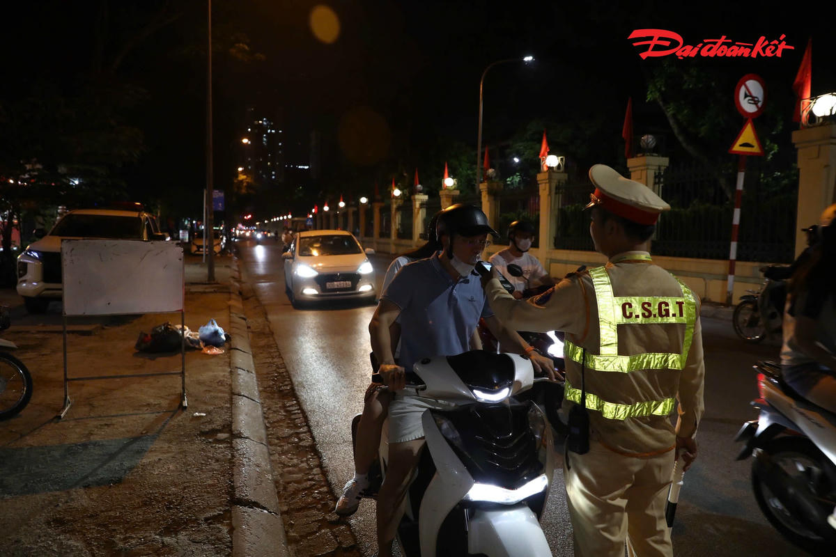 Tối 18/10, thực hiện chỉ đạo của Thiếu tướng Đỗ Thanh Bình, Cục trưởng Cục CSGT (Bộ Công an), Đội CSGT đường bộ số 6 (Phòng CSGT Công an Hà Nội) đã bố trí 9 tổ công tác để kiểm tra vi phạm về nồng độ cồn.