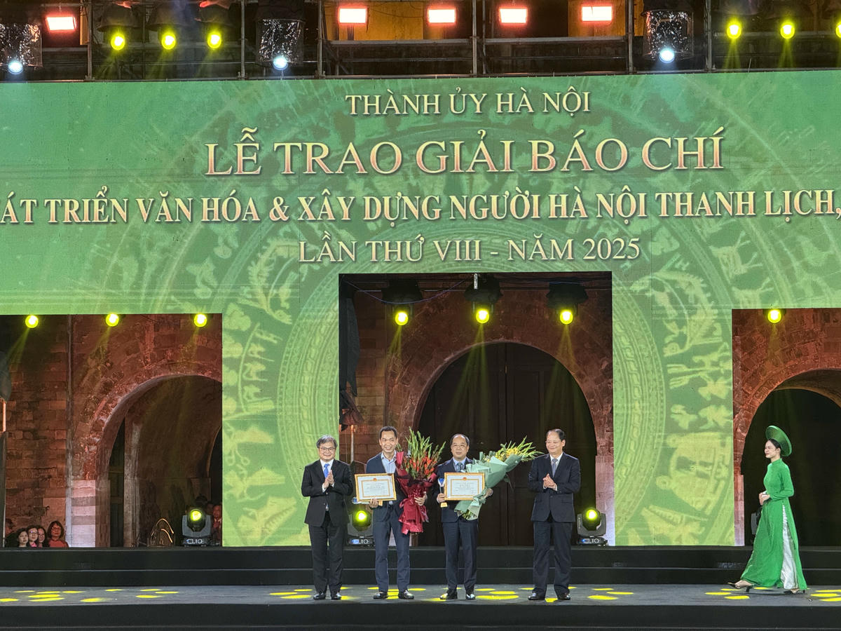 Đài Truyền hình Việt Nam và Báo Tuổi trẻ Thủ đô cùng đạt giải cơ quan báo chí xuất sắc. Ảnh: T.N