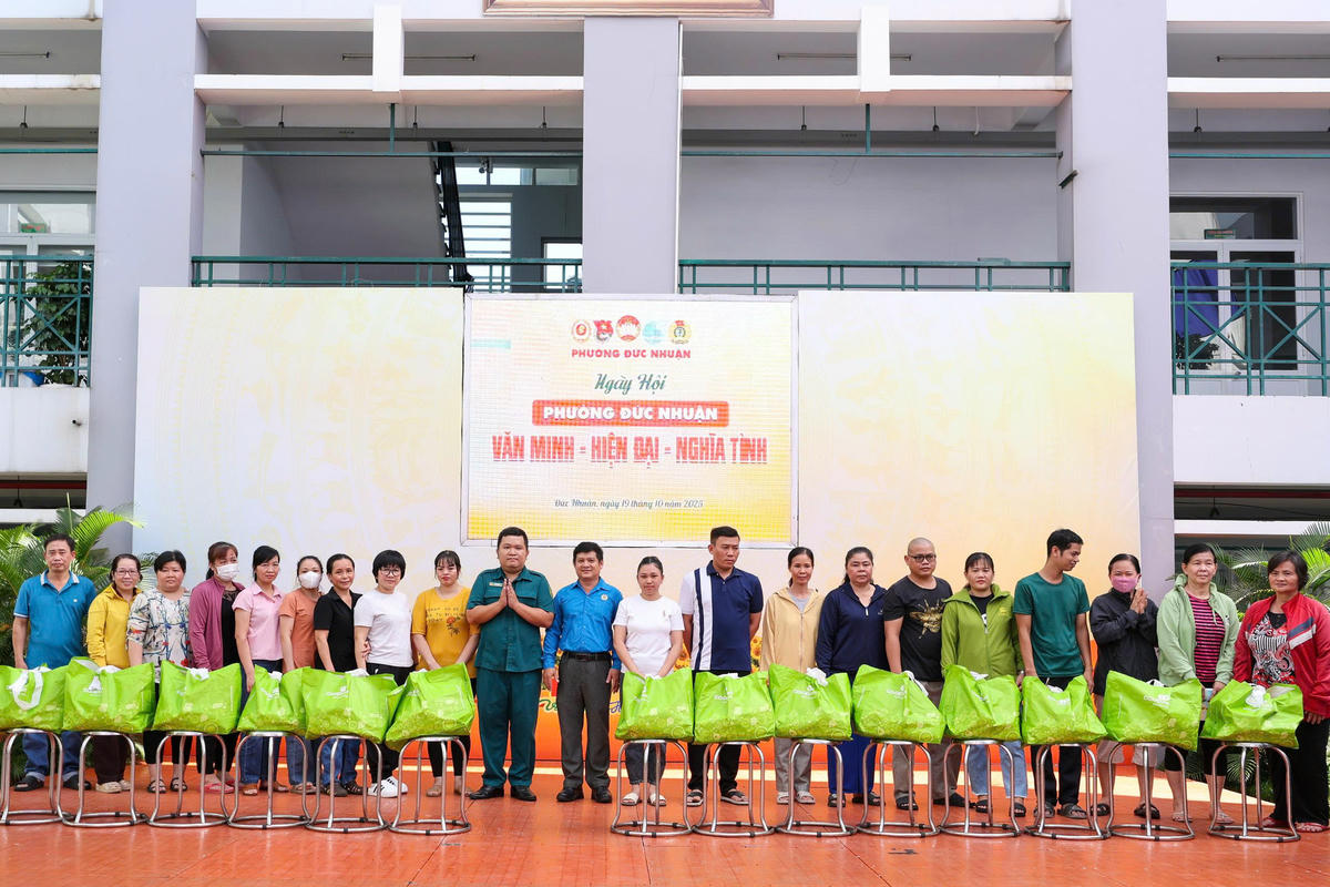 Trao quà hỗ trợ người nghèo tại chương trình. Ảnh: BTC.