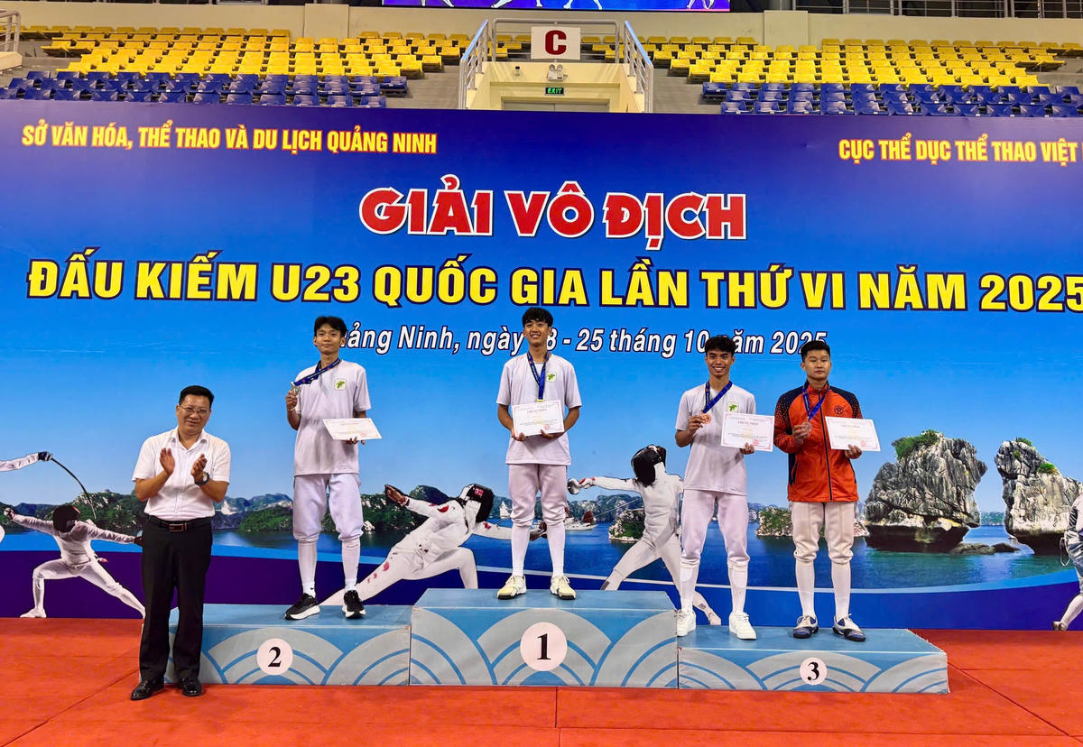 VĐV Phạm Minh Dương (SN 2003, đến từ TP Hồ Chí Minh) giành huy chương vàng nội dung cá nhân nam kiếm ba cạnh. Ảnh: Ngọc Anh.