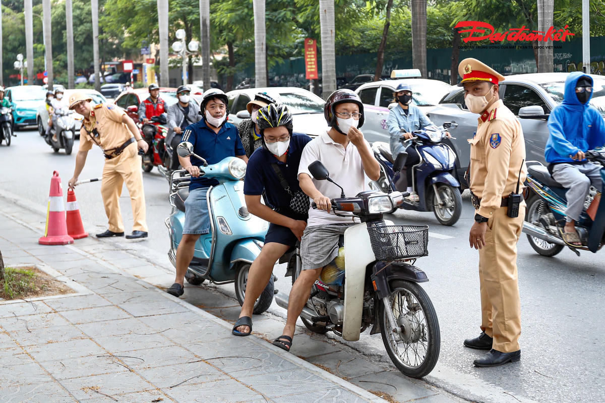 Theo Phòng CSGT Hà Nội, trưa 19/10, các Đội CSGT đường bộ thuộc Phòng đồng loạt triển khai, từ 12h30-14h đã phát hiện, xử lý 258 trường hợp vi phạm nồng độ cồn. Trong đó, 252 trường hợp là xe máy và 6 phương tiện khác. 