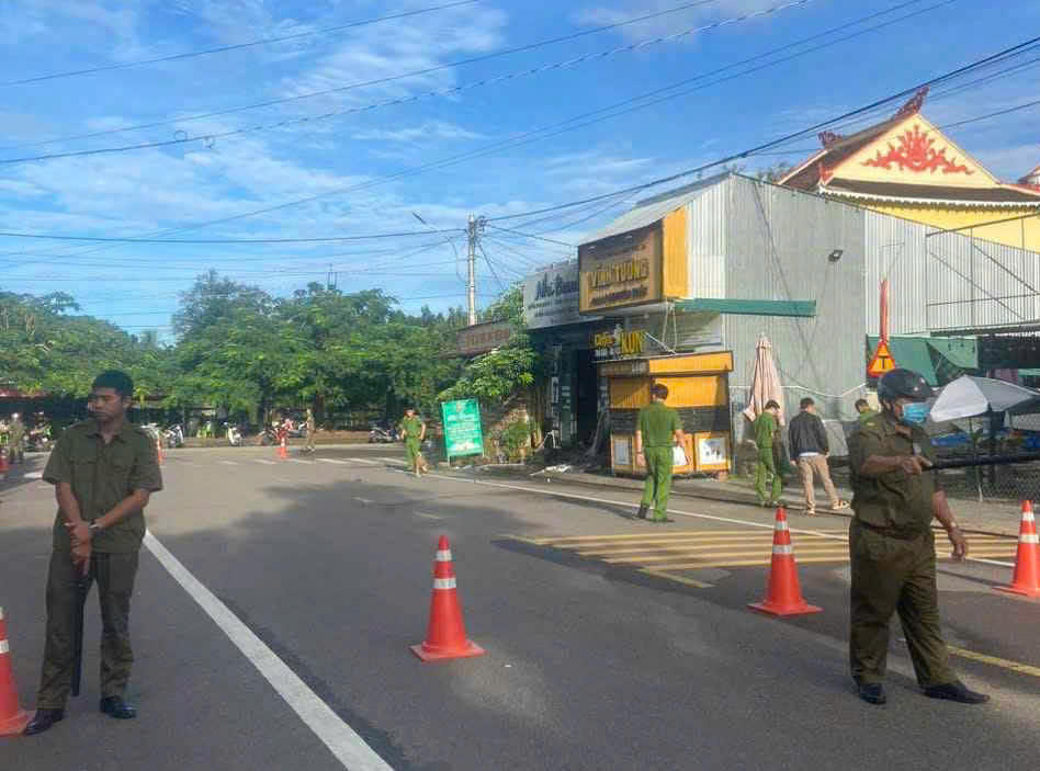 Lực lượng chức năng phong tỏa hiện trường vụ cháy. Ảnh: Đình Sang.