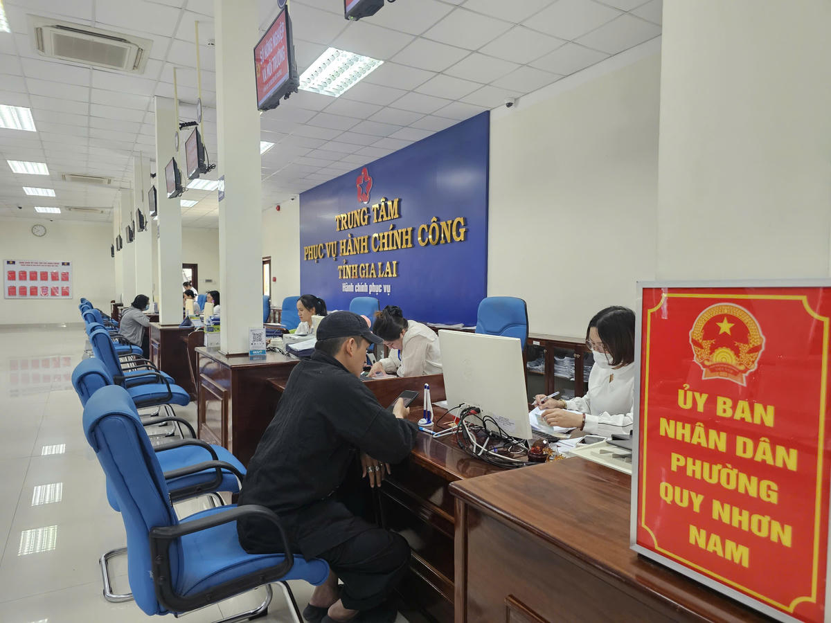 Người dân tỉnh Gia Lai đang làm thủ tục giấy tờ tại trung tân hành chính công. Ảnh: CV.