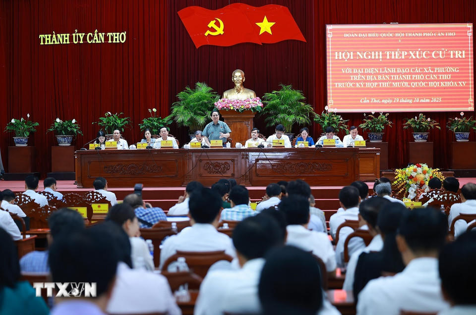 Thủ tướng Phạm Minh Chính tiếp xúc cử tri thành phố Cần Thơ trước Kỳ họp thứ 10, Quốc hội khóa XV. (Ảnh: Dương Giang/TTXVN).