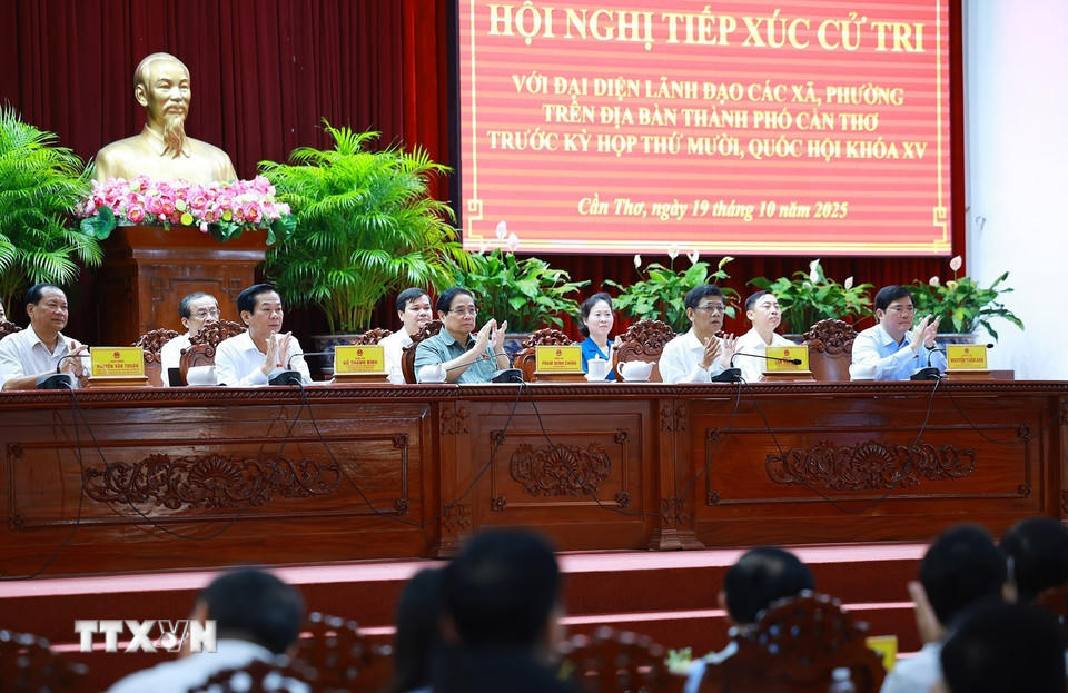 Thủ tướng Phạm Minh Chính và Đoàn đại biểu Quốc hội thành phố Cần Thơ tiếp xúc cử tri trước Kỳ họp thứ 10, Quốc hội khóa XV. (Ảnh: Dương Giang/TTXVN).