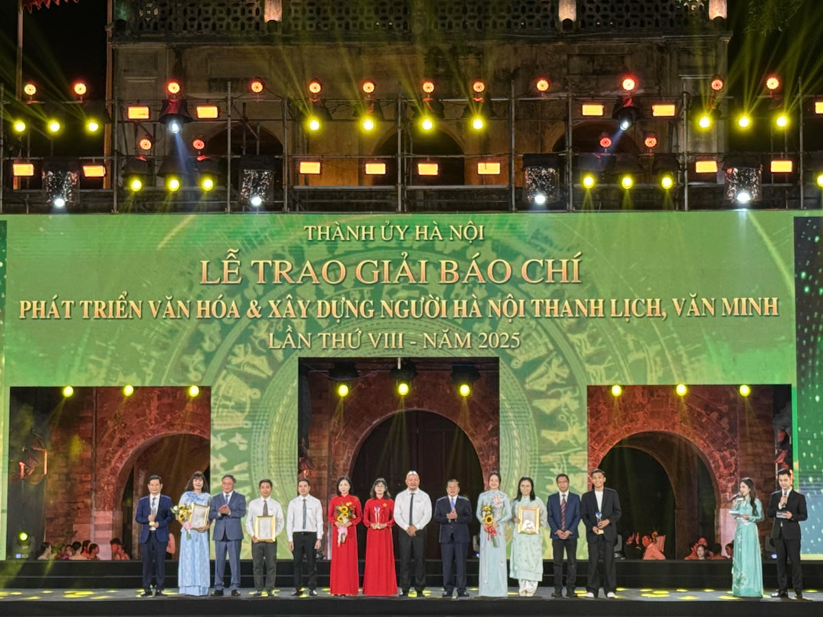 Ban Tổ chức trao giải cho các tác giả đạt giải C.