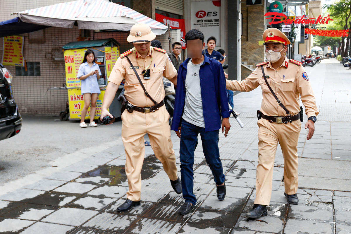 Nhận thấy người điều khiển xe máy BKS 30Z2-96.xx là tài xế N.N.H có biểu hiện không tỉnh táo, lực lượng chức năng yêu cầu dừng xe kiểm tra nồng độ cồn.