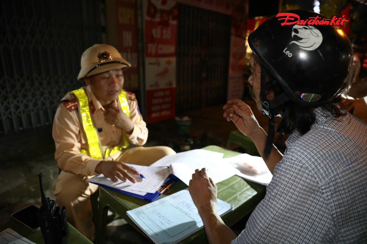 Trình bày với CSGT, tài xế D. cho biết đã uống cả rượu lẫn bia từ chiều nhưng chủ quan cho rằng vẫn điều khiển được xe máy về nhà.

Với vi phạm này, tài xế D. đã bị tổ CSGT lập biên bản vi phạm hành chính, phạt tiền 9 triệu đồng và tước giấy phép lái xe 23 tháng.

